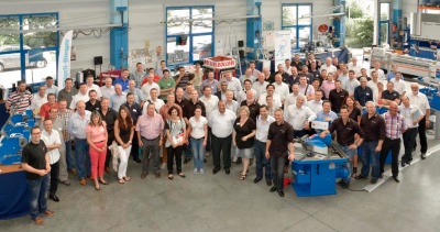 400 Vertreter Gruppenbild Hausmesse 2013