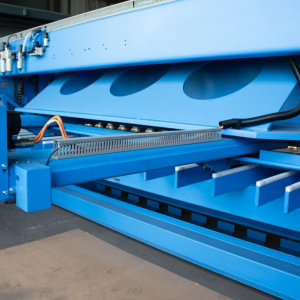 Die 4006 für HAST Metallverarbeitung ist mit einer Schnittlänge von vier Metern insgesamt größer als die Standardschere und verfügt über einen auf 1,5 Meter verlängerten Hinteranschlag.